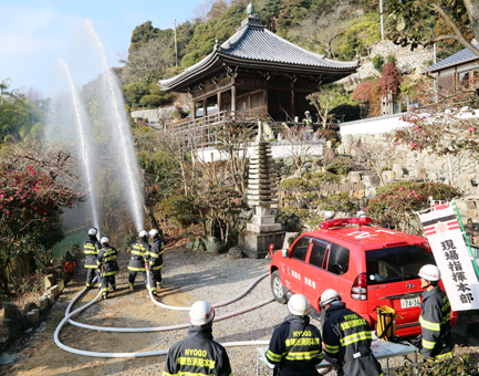 市有形文化財の妙見寺観音堂で行われた消火訓練
