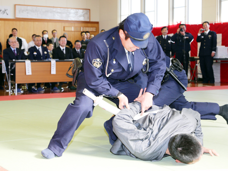 日頃の訓練成果を披露した赤穂署の術科始め式