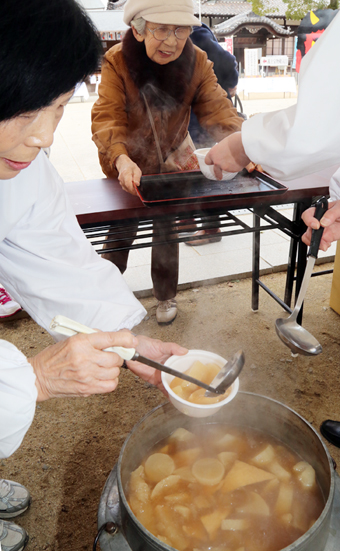 義士命日に振る舞われたダイコン炊き