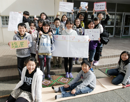 防災学習発表会へ向けて身近にあるものを活用した避難所運営を考えた塩屋小5年生のみなさん