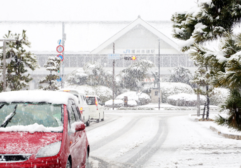 雪でかすむJR播州赤穂駅=駅前通りで8日午前9時34分