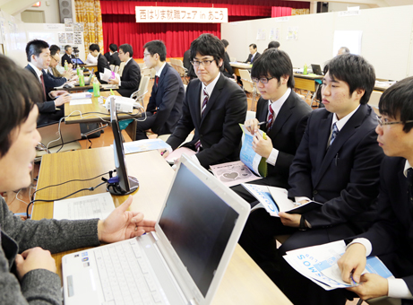 就活中の学生など約90人が来場した「西はりま就職フェア」