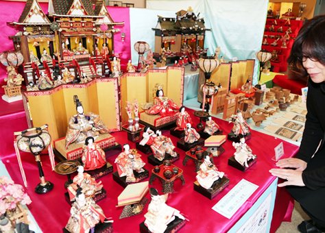 華やかなひな飾りが展示されている「お雛さま展」