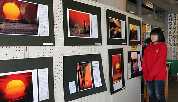 赤穂市立御崎レストハウスで開催中の「第2回日本の夕陽100選写真展」