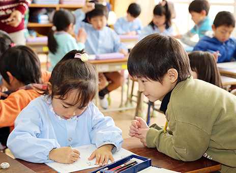1年生が園児をサポートした学校体験