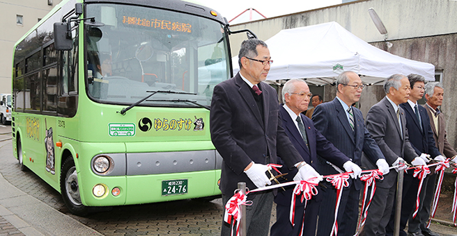 テープカットで祝った「ゆらのすけ」新路線の出発式