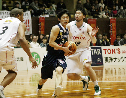ファンの声援を背に果敢に攻める松崎賢人選手