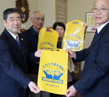 ランドセルカバーを寄贈した赤穂交通安全協会の関孝行会長(左)