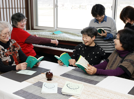 自分の店で念願の歌声喫茶を開くことになった木戸冨久子さん=左から3人目