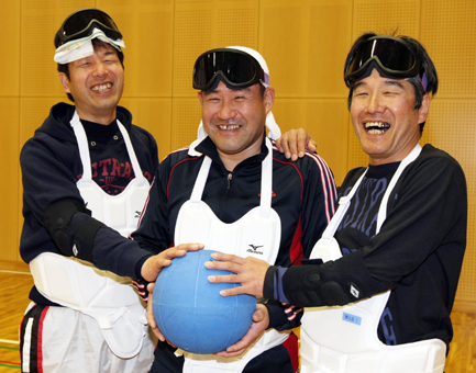 赤穂初のゴールボールチーム「じんたくん」を結成した=右から=目木さん、大河内さん、西山さん