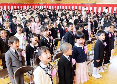 入学式で元気に歌う新1年生