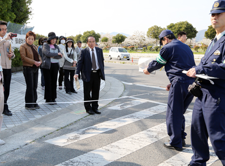 住民と行政、警察が合同で実施した交通安全総点検