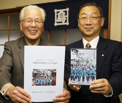「伝統の曳きとんどを後世に伝えたい」と報告書、DVDを中心になって作成した佐方直陽さん(左)と田川英生さん