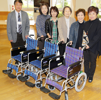 御崎婦人会の解散記念に寄贈された車いす