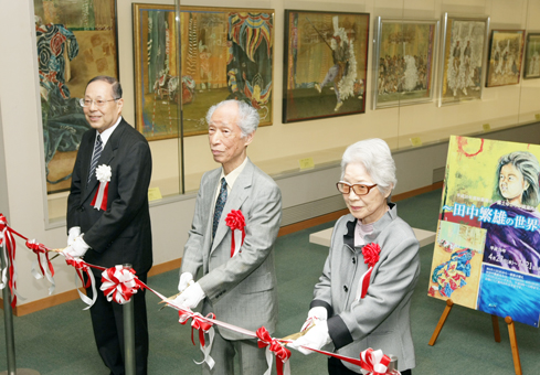 特集展示の開幕をテープカットで祝った田中繁雄さん=中央