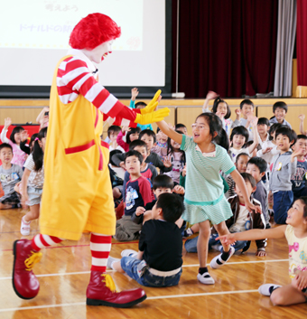 子どもたちの人気を集めたマクドナルドの防犯教室