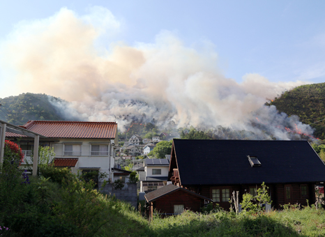 風にあおられて延焼している木津の山火事