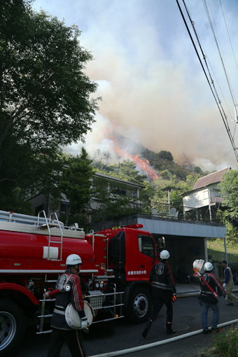 炎が民家の十数メートルまで迫っているところもある