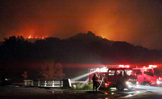 延焼範囲を拡大している山火事=清水谷工業団地で11日午後7時48分