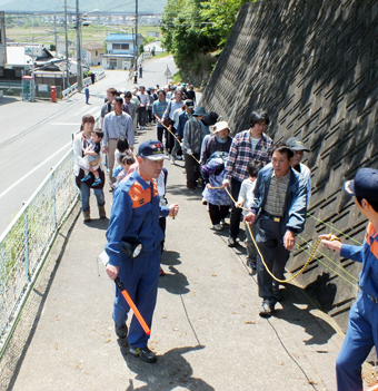 公民館からの二次避難を体験した高雄自治会の防災訓練
