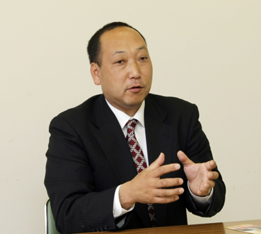 会見で立候補への意欲を語る矢野英樹氏