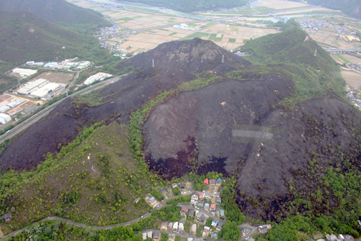 約70ヘクタールを焼失した木津の山火事現場。手前が千種ハイランド=兵庫県消防防災航空隊提供