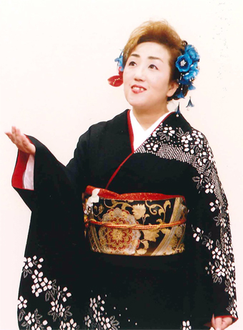 演歌歌手として10周年の発表会を催す小林千恵さん