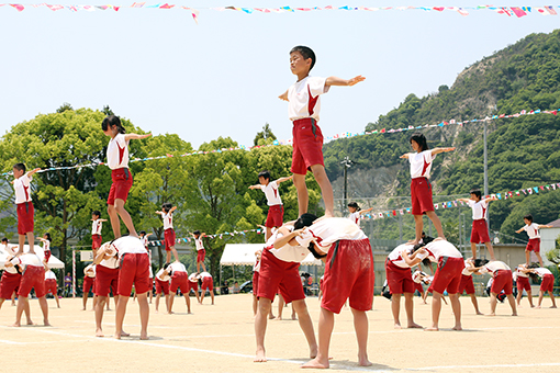 五月晴れの下、児童たちが元気に競技した高雄小の運動会