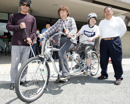 「障害者も健常者も一緒に楽しんで」と寄贈された2人乗り用自転車