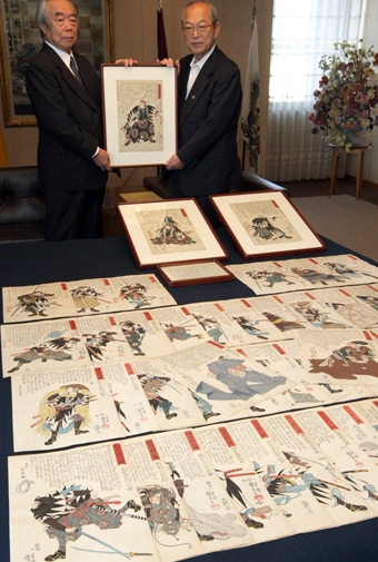 赤穂観光大使の高松孝育さんから赤穂市へ寄贈された忠臣蔵浮世絵の連作『誠忠義士伝』