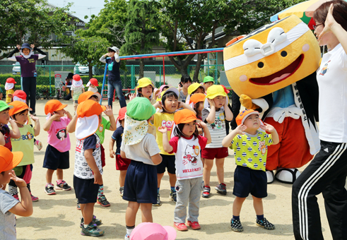 「陣たくんダンス」を元気に踊る子どもたち