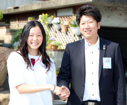 赤穂JCの小林正樹理事長の激励に笑顔で応じる清水理央さん