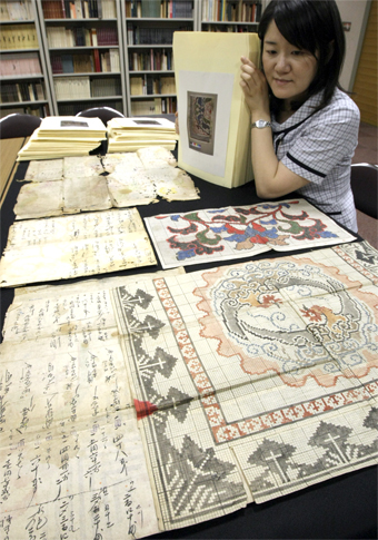 裏打紙に帳簿が貼られていることがわかった赤穂緞通の図面