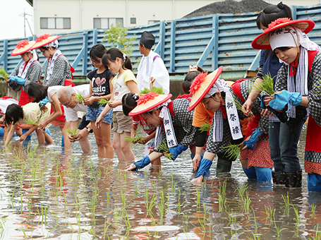 見学者も一緒に参加したお田植祭