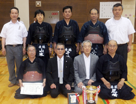 西播代表として地区別剣道交流大会で優勝した赤穂剣道連盟のみなさん=連盟提供