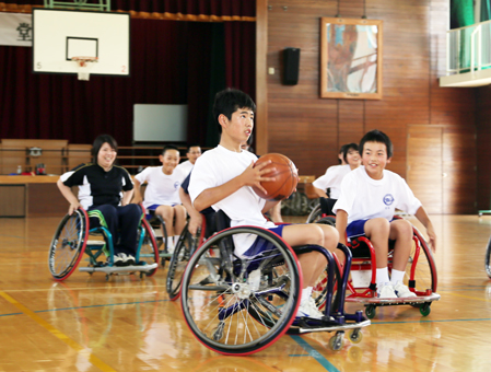 福祉学習の一環で行った車いすバスケットボールの体験教室