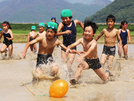 児童たちが泥しぶきを上げて走り回った坂越小の「どろんこ運動会」
