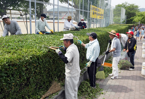 御崎小で週1回の植栽管理ボランティア活動を行っている「モンキーズ」のみなさん