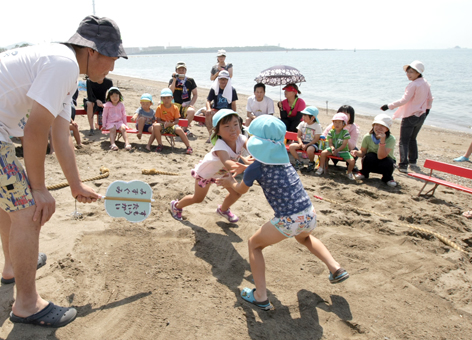 浜辺の土俵で元気に相撲を取った園児たち