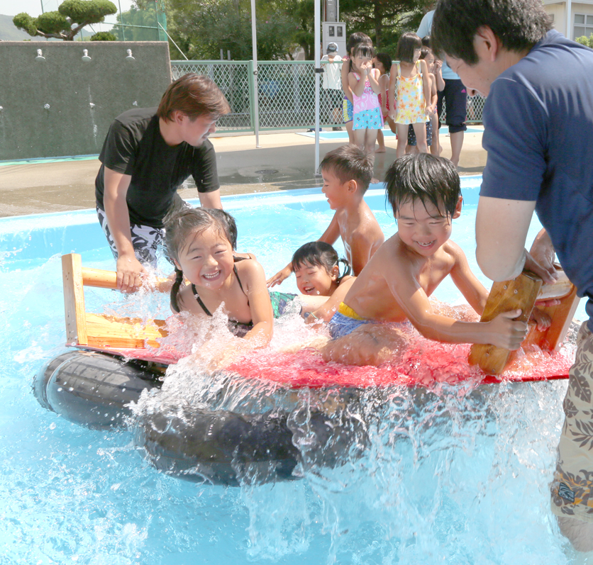 いかだ遊びに歓声を上げる園児たち