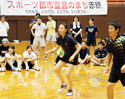 模擬試合でプレーを披露した女子バドミントン元日本代表の小椋久美子さん