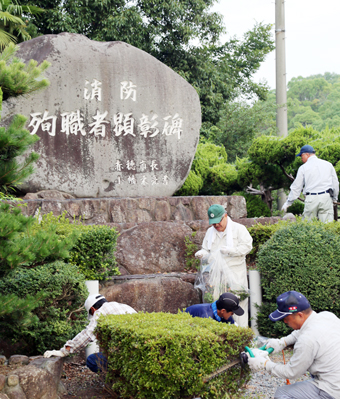 消防団OB「緋ぐるま会」が毎夏行っている殉職者顕彰碑の清掃活動