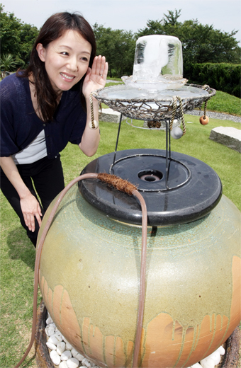 溶けた氷塊からしたたる水滴で音を奏でる水琴窟