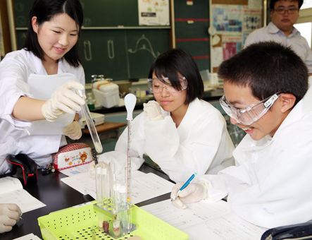教員志望の大学生が中学生に理科のおもしろさを伝えた出前授業