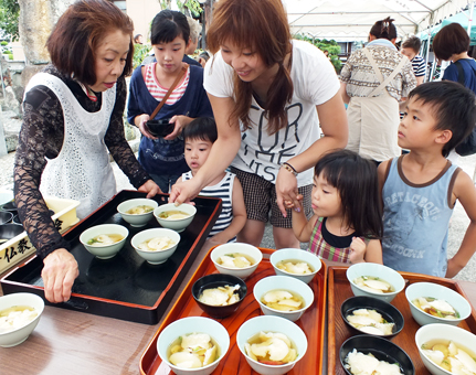 戦時中の食事を象徴する団子汁が振る舞われた「感謝と反省のつどい」