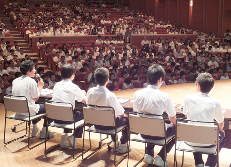 中学生が大勢の聴衆の前で意見や考えを述べた「いじめ・暴力追放」市民大会