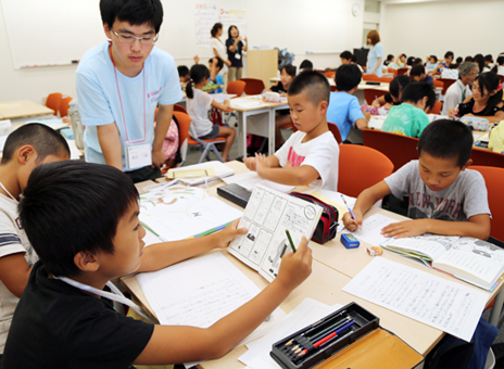 大勢の小学生が来場した関西福祉大学の「なつやすみ宿題教室」