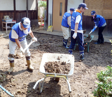 豪雨被災の丹波町で堆積した土砂を運び出す市民ボランティア=赤穂市社会福祉協議会提供