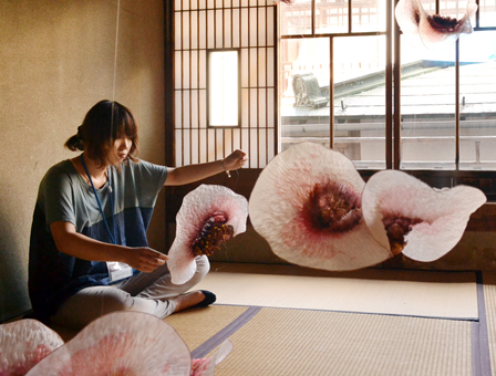 作品制作中の寺村サチコさん=本人提供