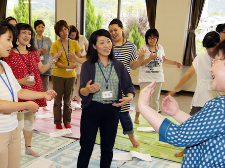 保育士資格所持者が赤ちゃんを抱っこするわらべ歌などを学んだ研修会